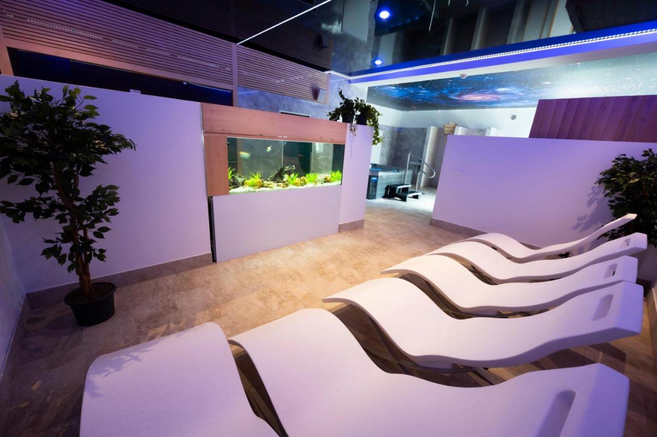 Hotel Dszsu Тренчианске-Теплице Экстерьер фото