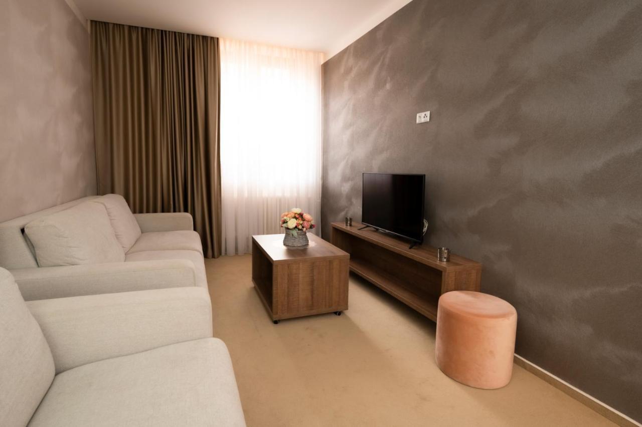 Hotel Dszsu Тренчианске-Теплице Экстерьер фото