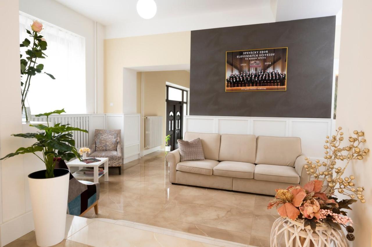 Hotel Dszsu Тренчианске-Теплице Экстерьер фото