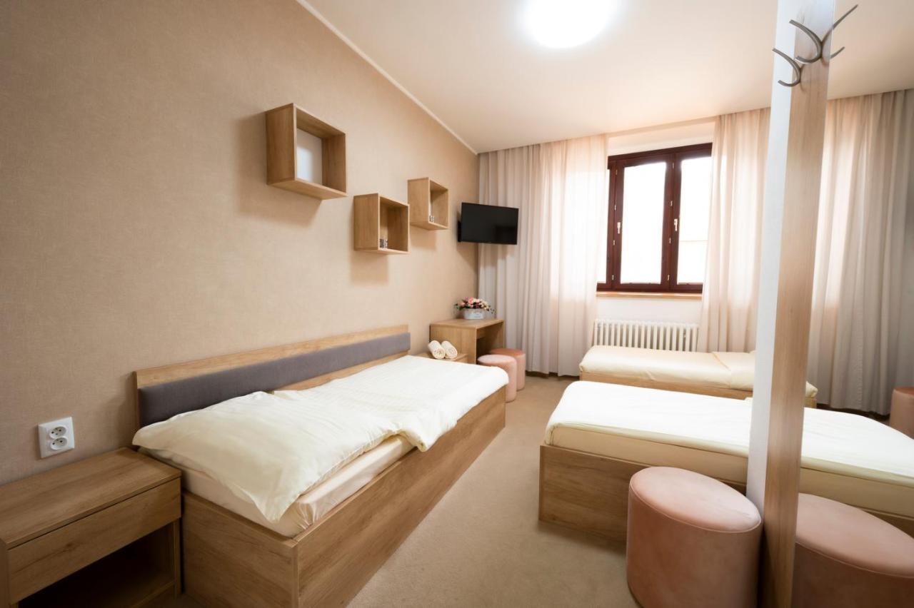 Hotel Dszsu Тренчианске-Теплице Экстерьер фото