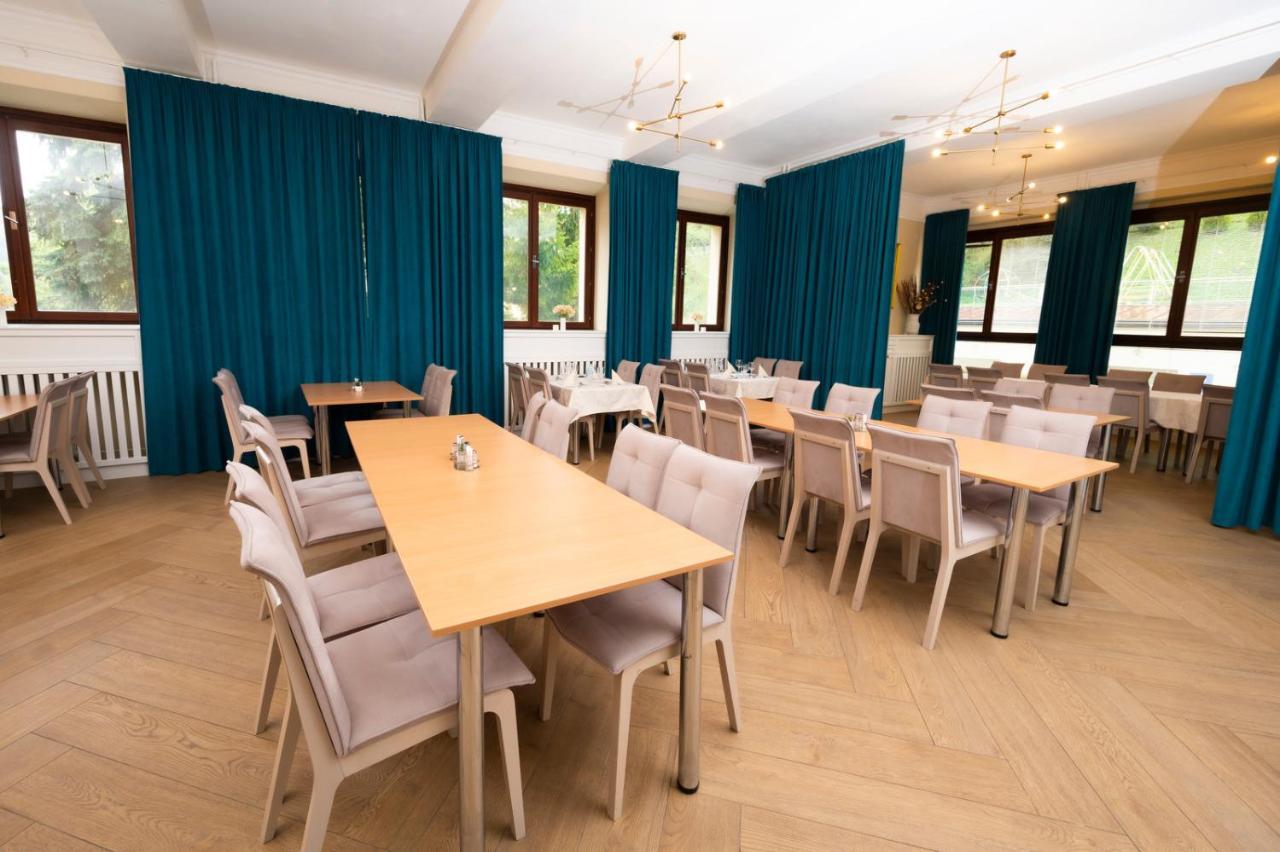 Hotel Dszsu Тренчианске-Теплице Экстерьер фото