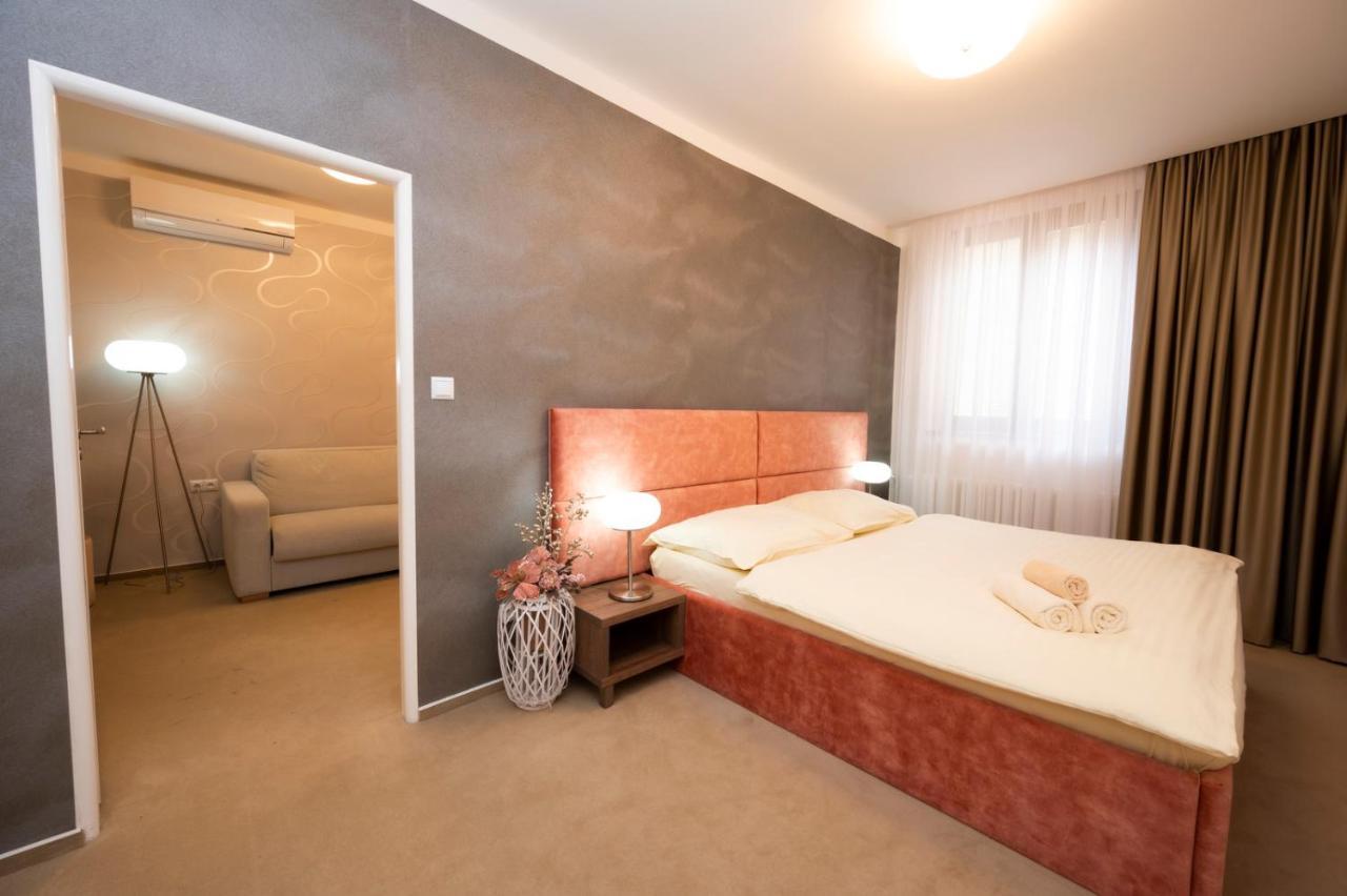 Hotel Dszsu Тренчианске-Теплице Экстерьер фото