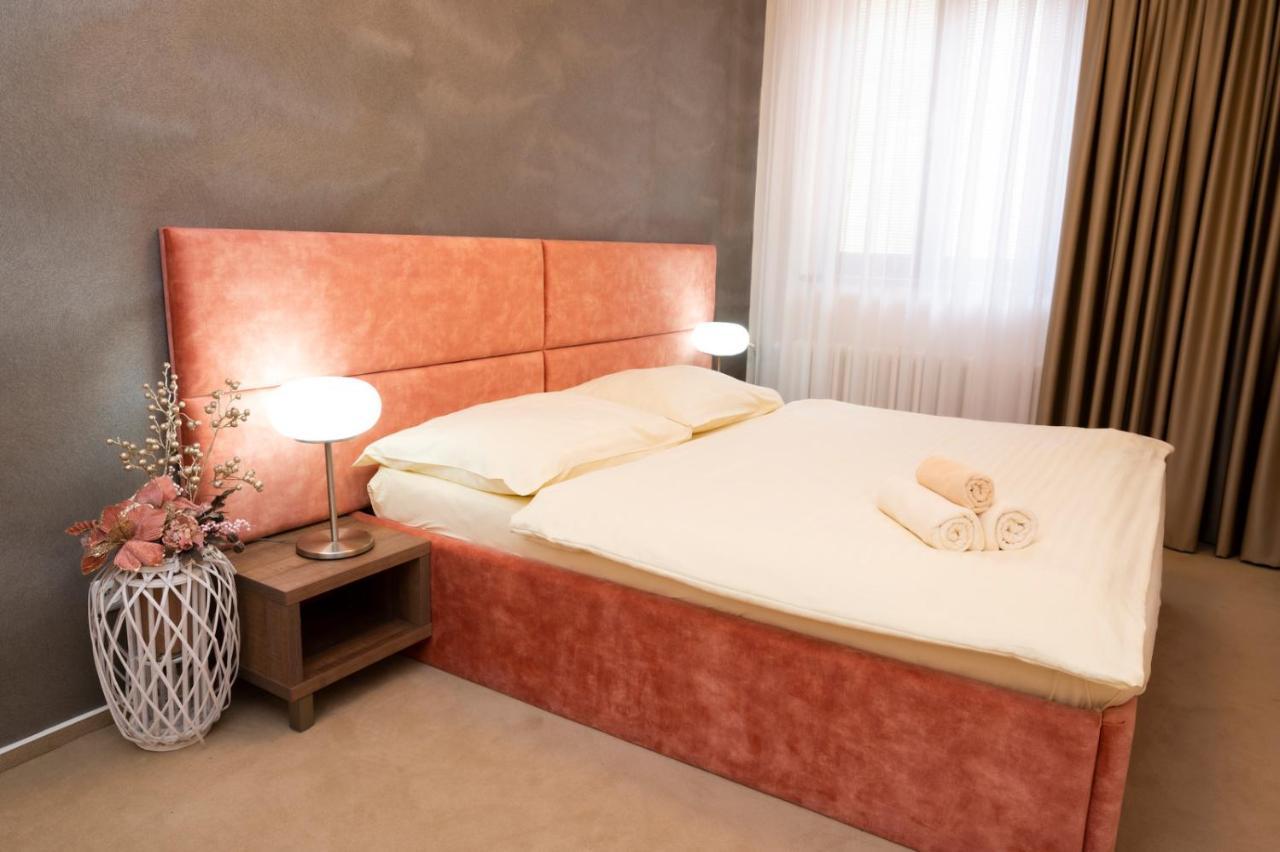 Hotel Dszsu Тренчианске-Теплице Экстерьер фото
